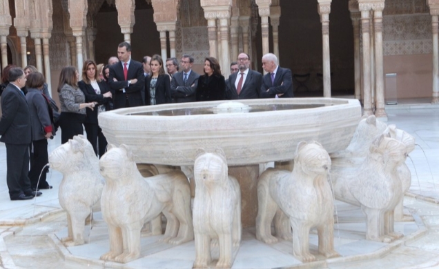 Sus Altezas Reales los Príncipes de Asturias a su paso por el Patio de Los Leones