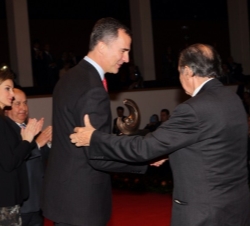 Don Felipe hace entrega a Eduardo Lizalde del galardón