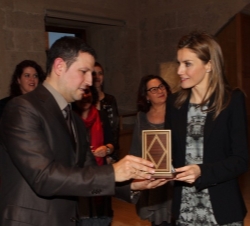 Doña Letizia recibe un obsequio de la Asociación de la Prensa de Granada