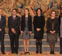 Doña Letizia acompañada por los representantes de la Federación Española de Enfermedades Raras (FEDER) y de la Federación Portuguesa de Enfermedades R