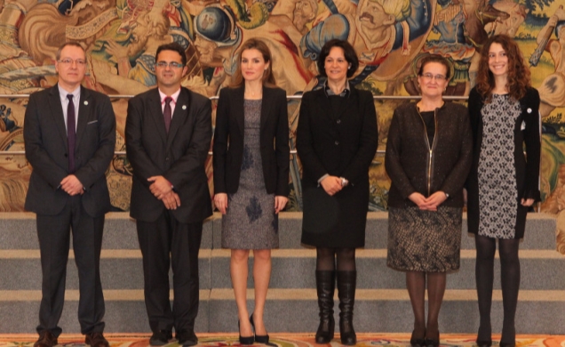 Doña Letizia acompañada por los representantes de la Federación Española de Enfermedades Raras (FEDER) y de la Federación Portuguesa de Enfermedades R