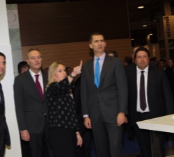 El Príncipe de Asturias junto a la directora de comunicación corporativa y marketing de Porcelanosa, Cristina Colonques