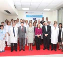 Su Majestad, junto a autoridades y trabajadores de las Consultas de Adolescencia y Ginecología Adaptadas