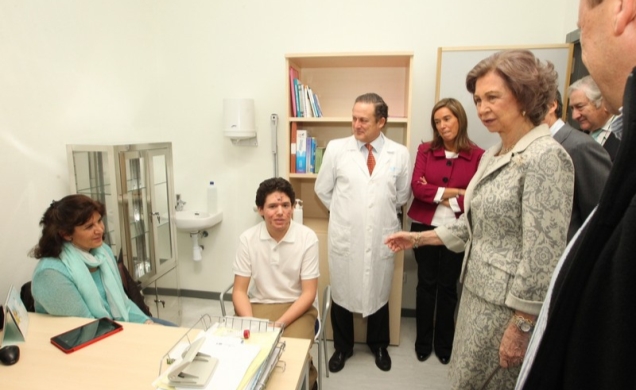 Su Majestad la Reina durante la visita por la consulta de Dermatología Infantil