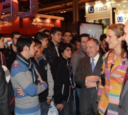 Su Alteza Real la Infanta Doña Elena conversa con jóvenes