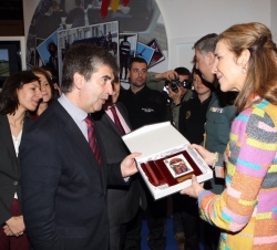 Doña Elena junto al director de la Policía, Ignacio Cosidó, durante su recorrido por el stand de la Policía Nacional