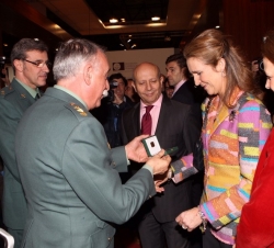 Doña Elena durante su visita por el stand de la Guardia Civil