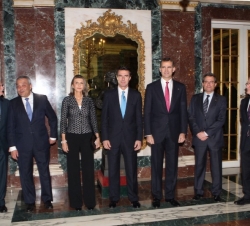 Don Felipe acompañado por Artur Mas; José Manuel Soria; María de los Llanos de Luna; Xavier Trías; John Baksaas y Víctor Calvo-Sotelo