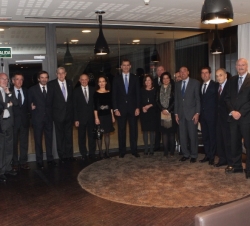 Fotografía de grupo de Su Alteza Real el Príncipe de Asturias con lo patronos de la Fundación Príncipe de Girona