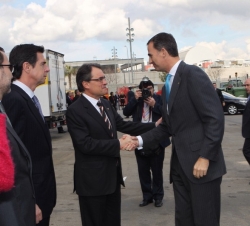 Don Felipe es recibido por el presidente de la Generalitat de Cataluña, Artur Mas, en presencia del ministro de Industria, Energía y Turismo, José Man
