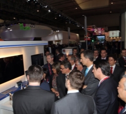 El Príncipe observa algunas de las novedades expuestas en el área de "Connected City"