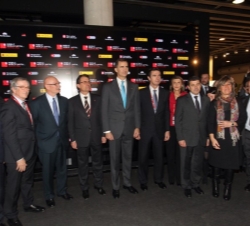 El Príncipe de Asturias y el resto de autoridades, en el expositor de la Fundación Barcelona World Mobile Capital