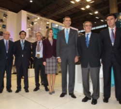 Los Príncipes de Asturias, en el stand de Telefónica, junto al ministro Soria, el presidente de Telefónica, César Alierta, y el alcalde de Barcelona