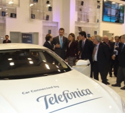 Don Felipe y Doña Letizia atienden a las explicaciones sobre el prototipo del "Tesla"