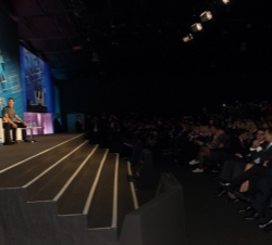 Vista general de la sala durante la conferencia del presidente de Facebook, Mark Zuckerberg