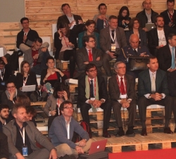 Su Alteza Real el Príncipe de Asturias junto al secretario de Estado de Telecomunicaciones y para la Sociedad de la Información y el alcalde de Barcel