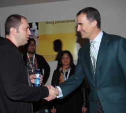 Su Alteza Real el Príncipe de Asturias recibe el saludo del fundador de Whatsapp, Jan Koum