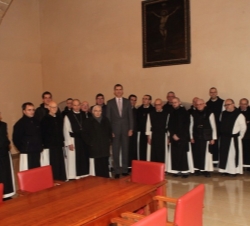 Don Felipe acompañado por los monjes del Monasterio de Poblet