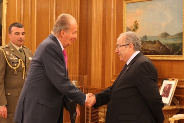 Don Juan Carlos recibe el saludo del ministro de Asuntos Exteriores de Argelia, Ramtane Lamamra