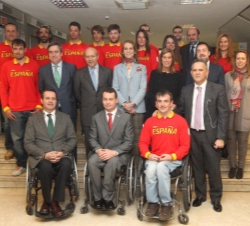 Doña Elena, con las autoridades asistentes y los miembros del Equipo Paralímpico Español que participará en los Juegos de Invierno de Sochi