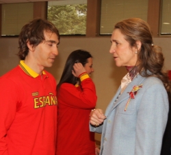 La Infanta Doña Elena conversa con el abanderado del Equipo Paralímpico Español, el esquiador Jon Santacana