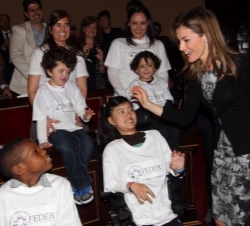 La Princesa de Asturias saluda a los niños presentes en el acto