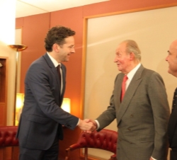 Don Juan Carlos recibe el saludo del presidente del Eurogrupo, Sr. Jeroen Dijsselbloem
