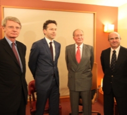 Don Juan Carlos junto al presidente del Eurogrupo, Jeroen Dijsselbloem; el ministro de Economía y Competitividad, Luis de Guindos y el embajador del R