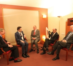 Su Majestad el Rey conversa con el presidente del Eurogrupo, Sr. Jeroen Dijsselbloem, en presencia del ministro de Economía y Competitividad, el jefe 