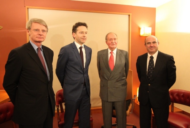 Don Juan Carlos junto al presidente del Eurogrupo, Jeroen Dijsselbloem; el ministro de Economía y Competitividad, Luis de Guindos y el embajador del R
