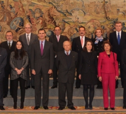 Don Felipe acompañado por los miembros del comité ejecutivo de la "Asociación para la Defensa de la Transición"