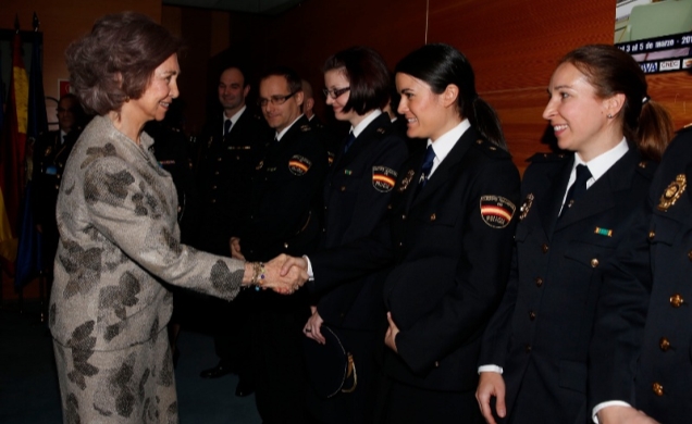 Doña Sofía saluda a algunas de las agentes del Cuerpo Nacional de Policía que conforman la Unidad de Investigación Tecnológica