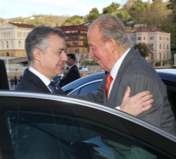 Don Juan Carlos recibe a su llegada al Museo Guggenheim el saludo del lehendakari del Gobierno Vasco, Iñigo Urkullu