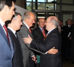 El vicepresidente y comisario de Competencia de la Comisión Europea, Joaquín Almunia, saluda a Su Majestad el Rey