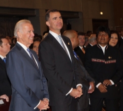 Don Felipe, junto al vicepresidente de los EE.UU., Joe Biden, el primer ministro de Haití, Laurent Lamothe, y el Presidente de Bolivia, Evo Morales.