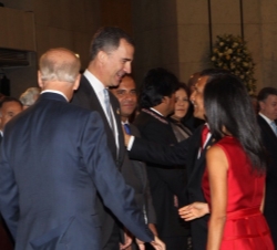 El Príncipe de Asturias saluda al Presidente de Perú, Ollanta Humana, y su esposa, Nadine Heredia, en presencia del vicepresidente de los EE.UU., Joe 