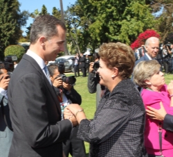 Don Felipe recibe el saludo de la Presidenta de la República Federativa de Brasil, Dilma Rousseff