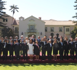 Fotografía de grupo en los jardines de la Residencia Presidencial de Cerro Castillo