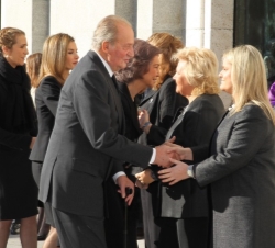Los Reyes, la Princesa y la Infanta Doña Elena saludan a las presidentas de las asociaciones de víctimas.