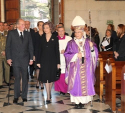 Los Reyes, la Princesa y la Infanta Doña Elena, a su entrada al templo, acompañados por el cardenal arzobiso de Madrid, monseñor Antonio María Rouco V