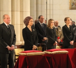 Los Reyes, la Princesa y la Infanta Doña Elena, durante la ceremonia religiosa.