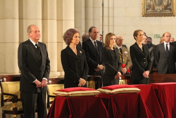 Los Reyes, la Princesa y la Infanta Doña Elena, durante la ceremonia religiosa.