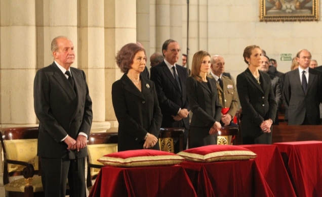 Los Reyes, la Princesa y la Infanta Doña Elena, durante la ceremonia religiosa.