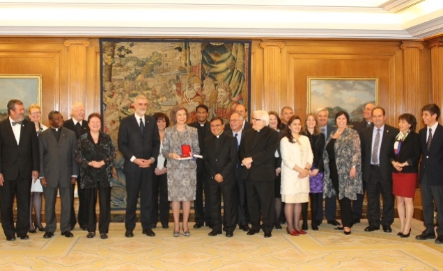 Fotografía de grupo de Su Majestad la Reina con el Consejo de administración Internacional de Universidades Católicas