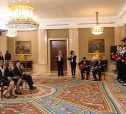 Doña Sofía junto al embajador de Grecia, Franciscos Verros, durante la interpretación de una de las canciones