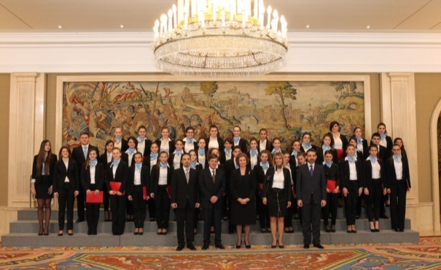 Su Majestad la Reina junto a los miembros del Coro del Colegio Heleno de Tesalónica