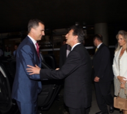 Don Felipe a su llegada al Hospital Albert Einstein fue recibido por el Presidente de la Confederación Israelita de Brasil, Claudio Lottenberg