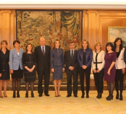 Doña Letizia acompañada por una representación de los organizadores del evento "Mujeres conectadas"