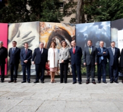 La Reina, con las personalidades asistentes a la inauguración de la muestra.