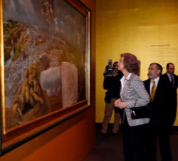 Doña Sofía contempla "Vista y plano de Toledo" de El Greco acompañada del comisario de la exposición, Fernando Marías